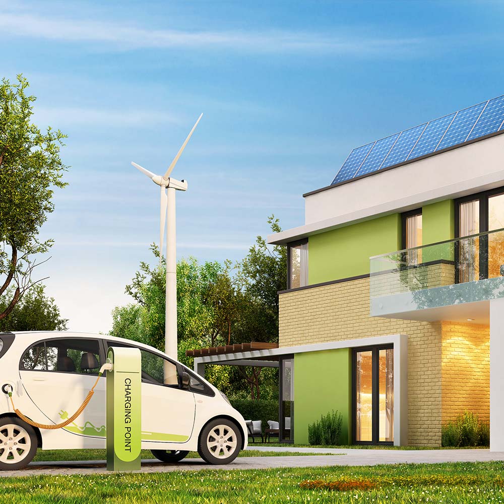 Ein Auto was vor einer Ladestation steht, mit einem Windrad und Haus im Hintergrund