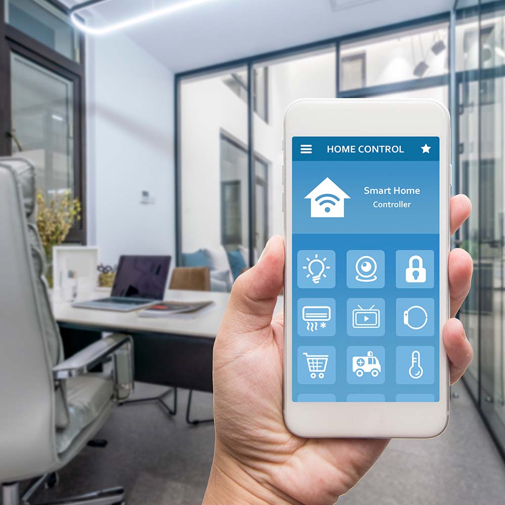 Eine Person hält ein Handy mit einer Smart Home Übersicht